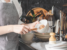 Estou apaixonado por estes aventais para lavar louça simples e práticos