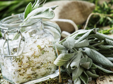 Por que você deve colocar três colheres de sal grosso em um copo grande de água e para que ele é usado