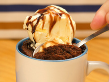 Bolo de caneca com sorvete