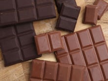 Substituir o chocolate ao leite por meio-amargo na dieta realmente faz sentido? TudoGostoso explica as diferenças e te ajuda a escolher o ideal
