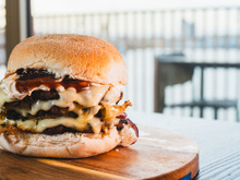 Poucas pessoas sabem, mas um truque simples deixa o hambúrguer artesanal absurdamente suculento