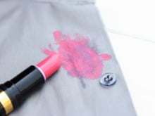 Mancha de maquiagem, caneta e desodorante: como remover