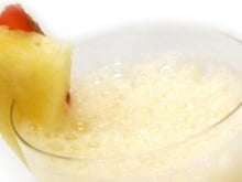 Bebida gelada e coco e abacaxi