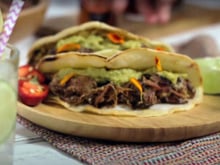 Transforme a sua tapioca em uma tortilla no estilo taco mexicano e coma com recheio doce ou salgado; receita simples e fácil de fazer