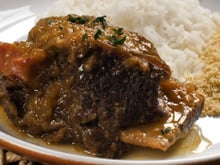 Receita prática e cheia de sabor para o almoço de Dia dos Pais: costela na pressão que desmancha na boca!