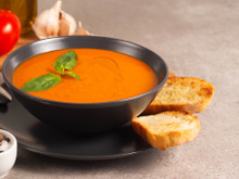 Frente fria à vista: sopa de tomate nutritiva é a escolha perfeita para se aquecer com muito sabor