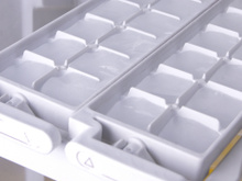 Nem após 10 dias, nem após 3 meses: com que frequência você deve trocar os cubos de gelo da sua forma de gelo se não os estiver usando?