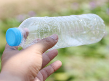 Costuma usar a garrafa de plástico que compra no supermercado enchendo várias vezes com água? Não faça de novo sem saber o que diz essa especialista em alimentos