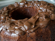 Esse bolo de chocolate amargo faz o maior sucesso lá em casa toda vez que eu preparo!