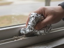 Usar papel-alumínio nos trilhos das janelas é a melhor dica para limpar a área sem esforço