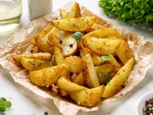 Como fazer batatas assadas perfeitas na airfryer ou no forno: macia por dentro e com casca crocante e saborosa, fica igual de restaurante