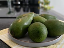 O abacate está duro e não deu para usar na receita? Esse truque simples faz a fruta amolecer rapidinho