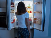 Abrir a geladeira muitas vezes ao dia aumenta a conta de luz? Especialistas alertam e o TudoGostoso explica