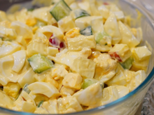 Depois que aprendi essa receita com um chef argentino, nunca mais fiz salada de batata e ovo do mesmo jeito