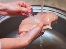 É isso que acontece quando você lava o frango na pia da sua cozinha