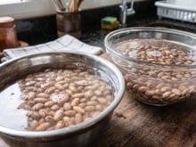 Deixei a mesma quantidade de feijão de molho em duas tigelas, mas adicionei sal em uma delas: o que aconteceu pode surpreender muitas donas de casa