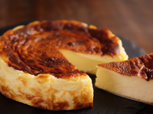 Torta basca: você vai se surpreender com essa prima da cheesecake que só precisa de 5 ingredientes