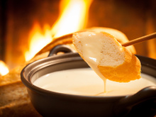 Fondue de queijo: confira a receita perfeita para um jantar a dois