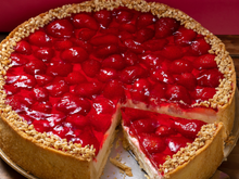 Aprendi como fazer essa torta de morango de padaria em casa e surpreendi todo mundo: é linda, gostosa e simples!