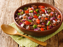 Salada de lentilha é o prato fresquinho que você procura pra ter muita fartura em 2024 sem morrer de calor na virada do ano