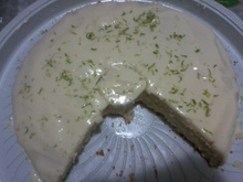Bolo de limão fácil e delicioso.