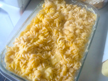 Macarrão ao molho branco com presunto e queijo