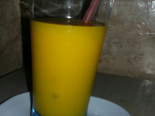 Suco de manga com casca