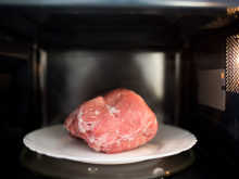 Como descongelar corretamente os alimentos no micro-ondas: o truque do copo d’água pode te ajudar