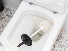 Nem vinagre nem bicarbonato de sódio: a maneira ideal de remover o calcário de torneiras e vasos sanitários