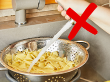 Se você joga água fria no seu macarrão depois de cozido, você está estragando o seu molho