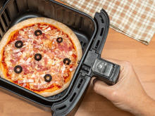 Preparar uma pizza em 15 minutos na airfryer é totalmente possível com essa deliciosa receita