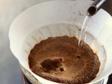 Adeus café com filtro de papel: esse é o novo método popular para preparar a bebida que as pessoas estão adotando