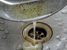 Gordura no ralo, não! O jeito certo de descartar o óleo da fritura sem entupir a pia