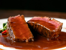 Chocolate em receitas salgadas: 3 pratos inusitados que você vai amar