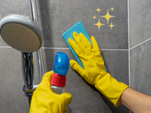 O truque das faxineiras de hotel para deixar a área do chuveiro do seu banheiro impecável em um minuto: sua casa vai parecer um hotel de luxo