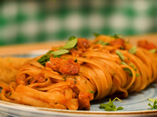 Macarronada ao molho de tomate, bacon e manjericão