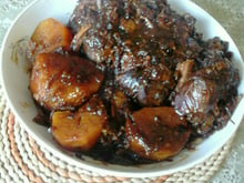 Carne assada com batatas douradas