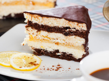 Bolo de chocolate com mousse de limão cremoso: fica macio e molhadinho por dentro