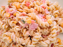 A melhor salada de macarrão que eu já comi na vida e que não pode faltar no seu churrasco