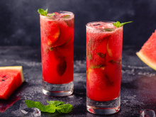 O suco simples que ajuda a hidratar melhor o corpo e faz diferença nos dias mais intensos de Carnaval