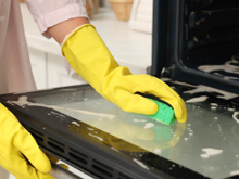 Nem vinagre, nem bicarbonato de sódio: o melhor truque para remover a gordura de fornos e assadeiras e deixar tudo como novo