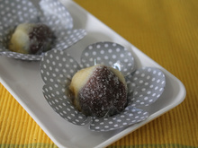 Brigadeiro preto com brigadeiro de maracujá