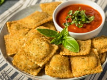 Crocante por fora e cremoso por dentro: na minha família comemos ravioli frito como petisco e todo mundo ama