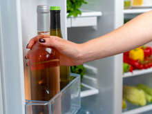 Testei 9 métodos e essa é a melhor maneira de gelar um vinho rapidamente (em apenas cinco minutos!)