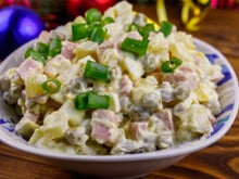 Não faça salada de batatas com maionese: adicione queijo feta e use o molho de iogurte que vou ensinar, fica muito mais cremoso