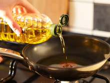 Nem exaustor, nem forro de fogão: depois que aprendi como fazer fritura sem o óleo espirrar faço bem menos sujeira na cozinha