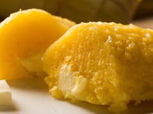 Pamonha salgada com queijo cremoso tradicional que já sai recheada