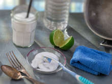 Adeus pagar caro em produto de limpeza: você só precisa de dois ingredientes baratos para deixar sua cozinha limpa e brilhante