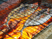 Este é o melhor peixe para grelhar no carvão: não se desfaz e cozinha perfeitamente