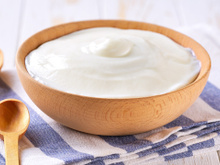 É possível fazer iogurte natural caseiro sem lactose: faça essa receita e aproveite todos os nutrientes desse alimento